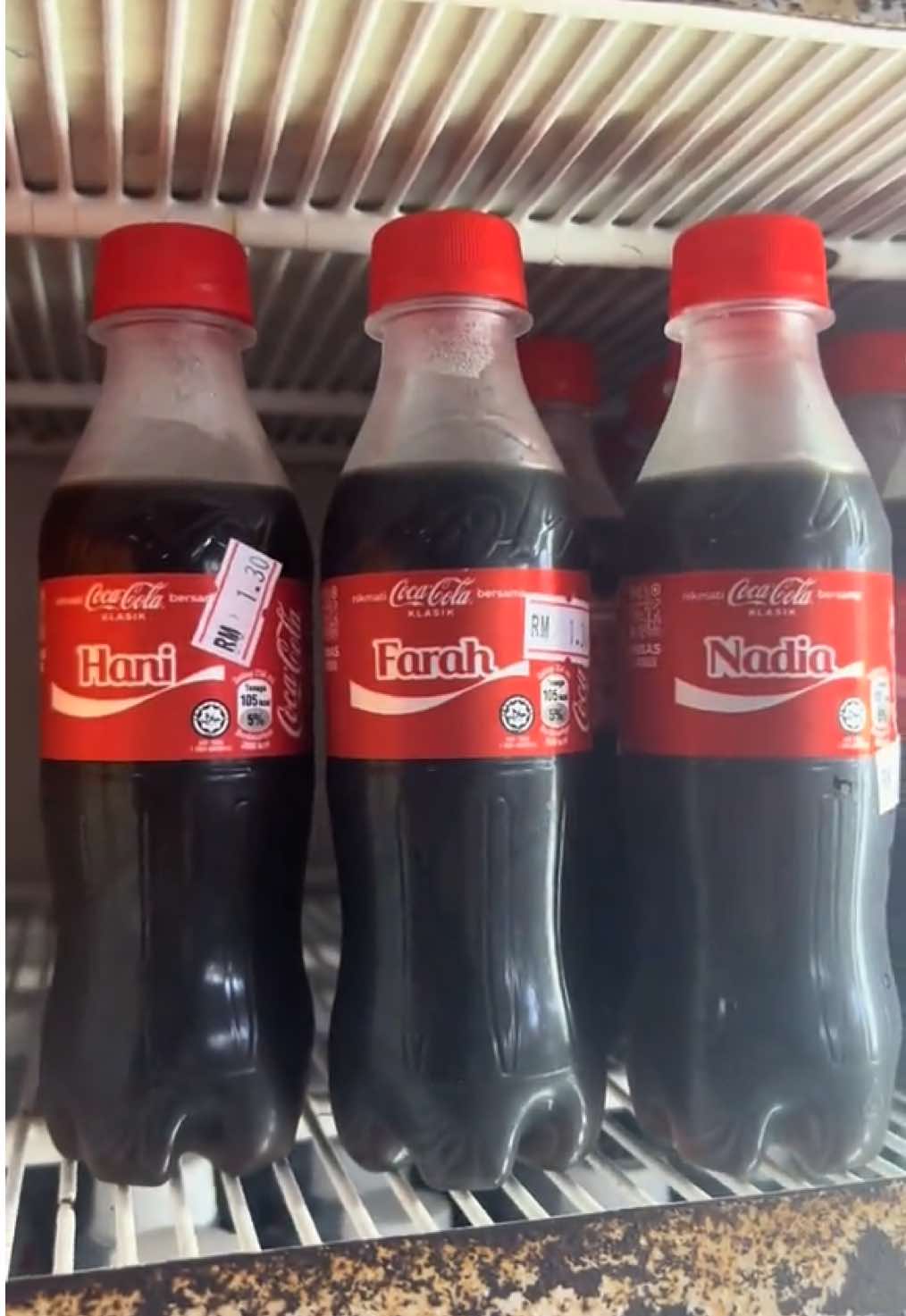 Ada nama plak hampa wei Tag kawan hampa nama hani, farah, nadia Nama pelik2 macam mak cik ni payah ada 😌#fyp #coke #cocacola #hani #farah #nadia #cocacolanama