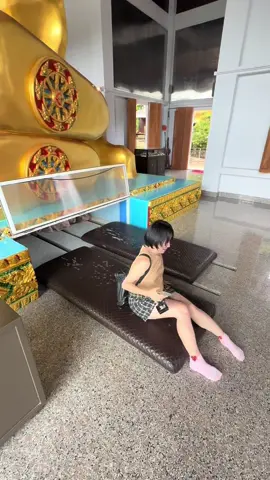Visited Wat Chan Thada Pracharam temple which simply amazing temple which you can glide into the Buddha body and touch the heart of the Buddha inside the statue. Make a wish touching the heart and touch your hair 🙏🏻🙏🏻🙏🏻 #betong #watchanthadapracharam 