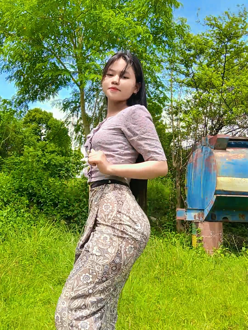 #ရပ်နေလို့မရဘူးလှုပ်နေမှရမယ်ဆိုလို့🤪🤫 #မျက်စိမနောက်ကြေး😂😂 #ချစ်စရာလေးမလား🙈 