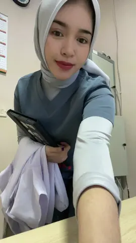 fit check poli di hari selasaaa 😆😆 #dokshiplyfe #dokterinternship #scrubmedis #bajujaga 