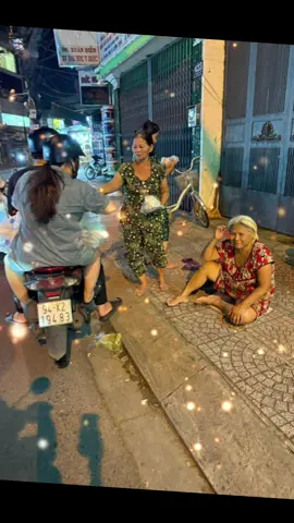 Tối nay lòng bỗng thấy ấm áp khi nghĩ về sức mạnh của sự sẻ chia🌌 Chỉ cần một hành động nhỏ – một nụ cười, một món quà, hay một bàn tay chìa ra – chúng ta có thể cùng nhau thắp lên ánh sáng hy vọng cho ai đó...Hãy chung tay, từ những điều giản dị nhất, để lan tỏa yêu thương và xây dựng một cộng đồng thật đẹp! 🤝✨ #CùngNhauLàmNênĐiềuTốtĐẹp