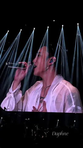 Thật sự tôi đã đợi được đến ngày anh Sơn hát live XĐLI, trong concert của riêng ảnh. Anh hát bằng tài năng và tình yêu nghệ thuật, trong vòng tay của fan, cùng với niềm hạnh phúc vô bến. Cảm ơn anh Sơn đã là thần tượng của em. Cảm ơn anh vì đã luôn hết mình với nghệ thuật như vậy 💙💛 Hôm nay tui lại nhớ anh Sơn ròi, lại luỵ concert All-Rounder rồi ❤️ #SOOBINLIVECONCERT #SOOBIN #ALLROUNDER #KINGDOM #SSLABEL 