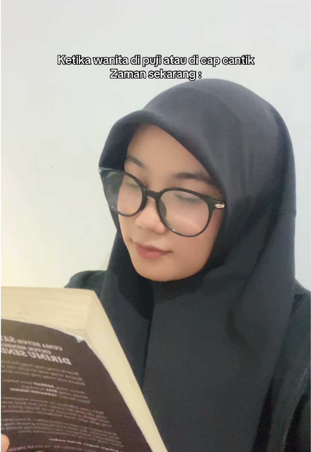 Pada saat pendudukan jepang, wanita  di berbagai negara seperti China, jepang, Korea, Taiwan, Indonesia, Filipina, Malaysia, dan Belanda. Merek di perlakukan tidak pantas, hak mereka di rampas, dan perempuan hanya di pandang sebatas nafsu saja. 200.000-300.000 wanita menjadi korban dalam jugun ianfu ini.  Bagaimana menurut kamu soal sejarah tersebut, yuk kuta diskusikan di kolom komentar✨  #fypppppppppppppp #4u #sejarah #fakta #faktasejarah 