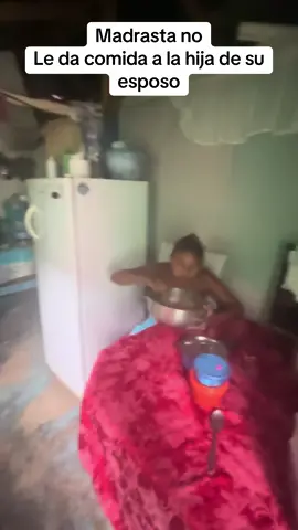 Madrasta no Le da comida a la hija de su esposo