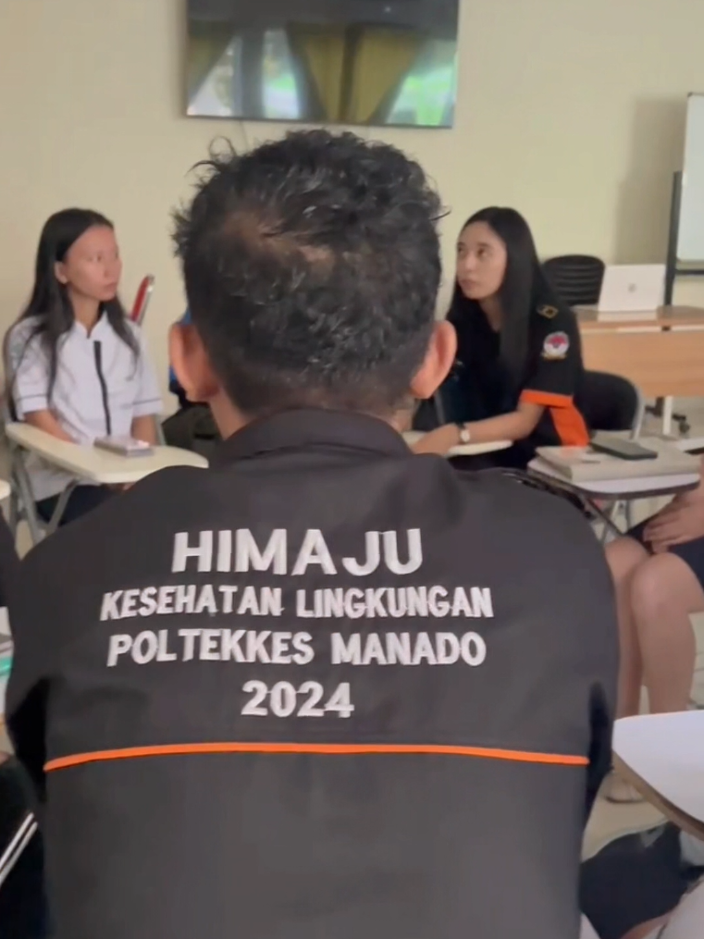 [BEM BERKUNJUNG] BEM dan Himaju Kesehatan Lingkungan berdiskusi, bertukar inspirasi, dan merajut langkah kerja bersama demi masa depan yang lestari🤩🌏✨️ #BEMPOLKESDO25 #KabinetSamyuktaKarya 