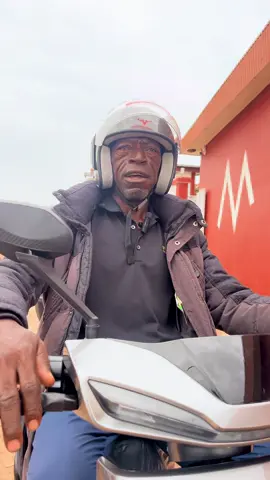Même les anciens le confirment 😎 REVOO, c’est le futur ! Chez REVOO, chaque moto achetée te donne droit à : ✅ 𝟏 𝐚𝐧 𝐝𝐞 𝐠𝐚𝐫𝐚𝐧𝐭𝐢𝐞 ✅ 𝟏 𝐜𝐚𝐬𝐪𝐮𝐞 𝐨𝐟𝐟𝐞𝐫𝐭 ✅ 𝟏 𝐚𝐧 𝐝’𝐚𝐬𝐬𝐮𝐫𝐚𝐧𝐜𝐞 𝐠𝐫𝐚𝐭𝐮𝐢𝐭𝐞 #cotedivoire🇨🇮 #motoelectrique #Revoo 