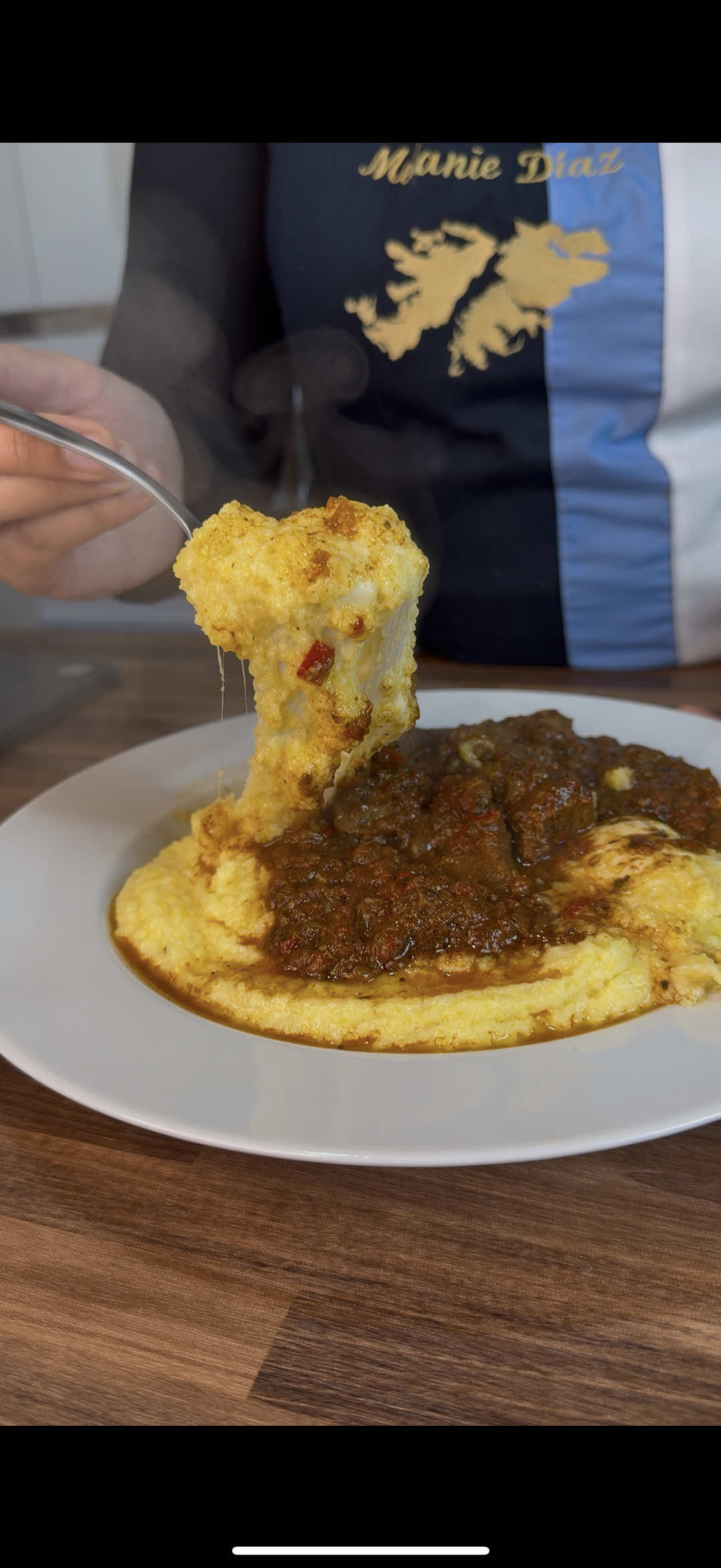 Hoy junto a @carneargentina.ipcva te traemos esta tremenda polenta con estofado 😍 Ingredientes para el estofado: Carne 1kg (yo usé palomita, puede rosbif o la que más te guste) 2 cebollas grandes 1 morron rojo  Tomate triturado 2 tazas  Agua 1 vaso  Pimentón dulce, ajo en polvo, condimento para pizza, orégano y sal a gusto . 1 caldito  Para la polenta: 2 tazas de leche  2 tazas de agua  1 taza de polenta  Manteca 50gr  Queso cremoso 250gr  #almuerzo #polentaconqueso #polenta #comida #comidacasera 