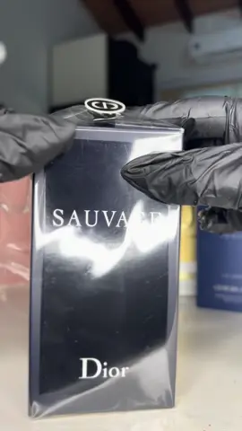 🔥 Unboxing de Sauvage Eau de Parfum de Dior. El salvaje más seductor. Una fragancia intensa, misteriosa, adictiva. Empieza con la frescura chispeante de la bergamota de Calabria, pero enseguida se deja envolver por el calor de la vainilla ahumada, como una caricia ardiente sobre la piel. Sauvage no grita, impone en silencio.  Tiene esa elegancia rebelde que no necesita presentación😉.  ✨ En Zafira lo tenemos en decants de 5 y 10 ml, para que lo pruebes sin gastar de más. #paraguay #sauvage #dior #perfume #parfumviral #parfum #unboxing #parati #decants #decant 