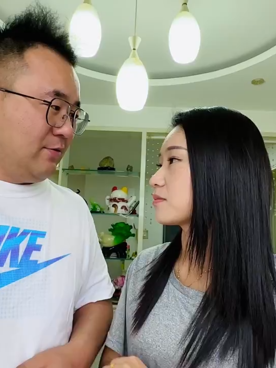 3xahhvzv96ir4wa天冷媳妇带婆婆买衣服，看妈妈高兴的，一个劲的给老爸夸她儿媳妇