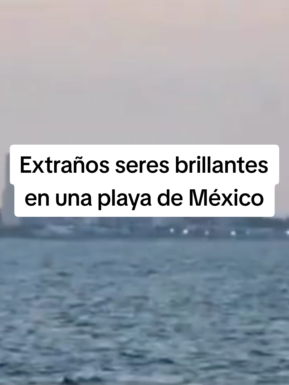 GRABAN A UNOS EXTRAÑOS SERES BRILLANTES EN UNA PLAYA DE MÉXICO  Tamaulipas, 23 de febrero de 2025, 6:45 pm aprox.  Desde la playa norte de Tamaulipas, Playa Miramar, del poblado de Madero, el fotógrafo Juan José Fajardo probaba a la lente de una cámara de gran alcance, un Nikon P 1000. Al enfocar la lente de su cámara en la zona desolada, pudo ver a un humanoide brillante, que caminaba a las orillas o cerca de las orillas del mar. Luego apareció otro similar y este sólo estuvo por un momento. El investigador Alex Cooper pudo registrar el testimonio de varias personas del lugar que en varias ocasiones vinieron extraños seres en esa playa.  Créditos: Juan José Fajardo & Alex Cooper  #humanoides #misterios #extrañosseres #entidades #extraterrestres #alienigenas 
