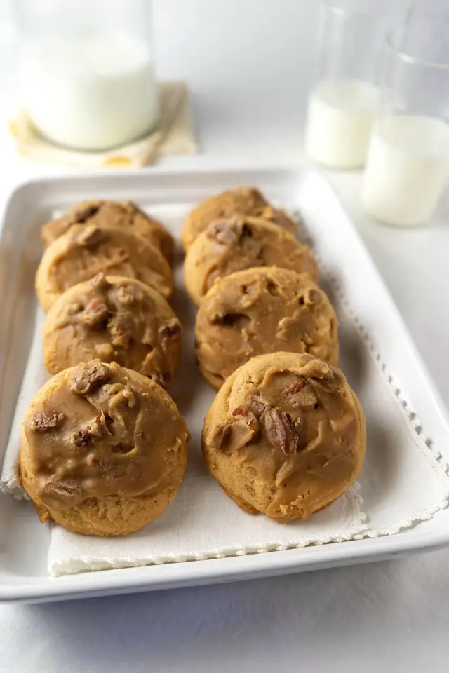 She’s the chosen one. 🤎All the votes are in and Praline is officially the deluxe flavor for the Grand Opening of Louisiana’s first cookie truck!  This chewy brown sugar cookie is topped with a rich, creamy praline frosting that’s buttery, caramelized, and melt-in-your-mouth delicious. A true Southern classic with a Cookies By Freddie twist! Catch her on Day 1 and come early. She WILL sell out! See yall THIS SATURDAY, June 28th at noon!  📍3655 Perkins Road (Acadian-Perkins Plaza) 🍪 Flavors: Praline, Chocolate Chip, Cookies & Cream, and Lemon White Chocolate #cookiesbyfreddie #comfortcookies #gourmetcookies #thecookiechronicles #batonrougecookies #smallblackwomanownedbusiness #batonrougebaker #placestoeatinbatonrouge #brtok #wheretogeaux225 #soloprenuershipjourney #louisianacookietruck #mobilecookiebar #batonrouge #cookiecatering #pralinecookie 