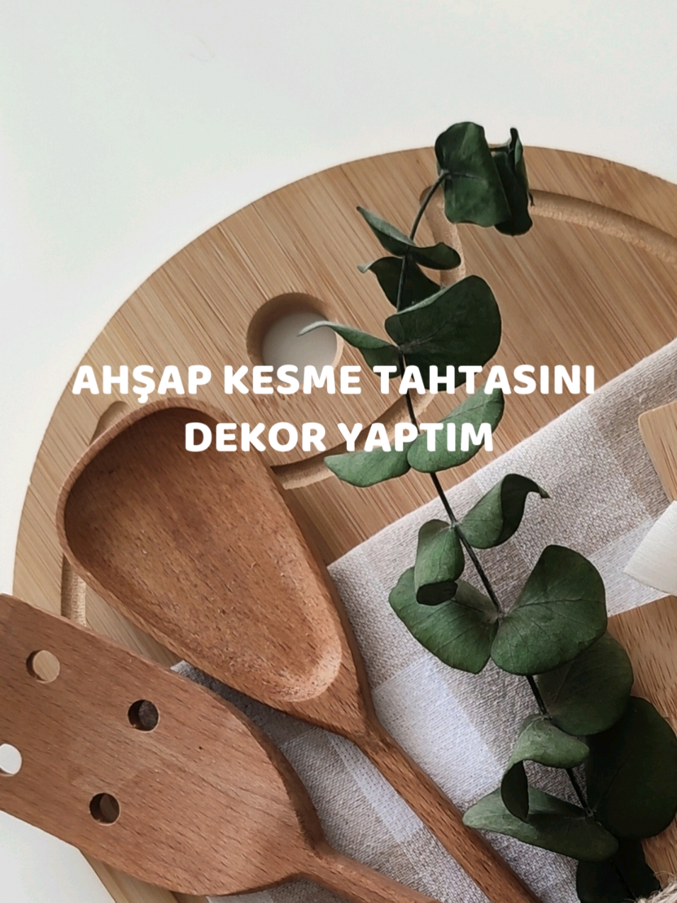 Ahşap kesme tahtasını dekora dönüştürdüm🧚‍♀️Kahve köşesine, mutfağa ya da duvara…  Nereye koyarsan oraya sıcaklık katıyor🙃 Hepimizin evinde bir köşede duran o sade tahta bence artık başrolde😉🤍 Nasıl buldunuz? 🧚‍♀️ #ahşapdekor #ahşapdekorasyon  #kendinyapfikirleri #kendinyap  #mutfakdekorasyonu  #evdekor  #dekorfikirleri  #dekorönerisi  #evdeelifvar 