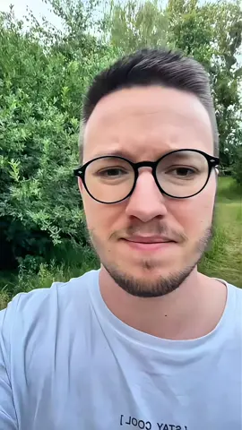 Czy dziecko może się odezwać? Tak, nadal padają takie pytania. Wciąż są dorośli, którzy traktują głos dziecka jak bezczelność. Jakby dziecko miało prawo mówić tylko wtedy, gdy dorośli uznają to za stosowne. Ale dziecko, które mówi „nie zgadzam się”, to nie dziecko „bez wychowania”. To dziecko, które uczy się być sobą. Które szuka granic. Które sprawdza, czy wolno mu istnieć z emocjami. Nie bójmy się dzieci, które mówią. Bójmy się raczej tego, co się dzieje z dzieckiem, które milczy zbyt długo. Dziecko nie musi być cicho, żeby nas szanować. Nie musi przepraszać za to, że czuje. I nie powinno uczyć się, że szacunek = uległość. Zatrzymaj się. Posłuchaj. Bo może to nie dziecko jest zbyt głośne. Może tylko ty nigdy nie miałeś prawa się odezwać. ⸻ 📌 Jeśli ten film coś w tobie poruszył – zostaw komentarz. Możesz też go udostępnić – może ktoś tego dziś potrzebuje. #dziecko #wychowanie #psychologia #relacja #rodzicielstwobliskościowe #emocje #szacunek #kapibaraterapeuciara #głosdziecka #rodzice2025 #edukacjaprzyszłości