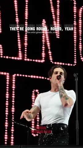 Toda a estrada que a gente pega vai nos levar até você em Novembro, @damianodavid 🖤 Quem está preparado pra viver o inesquecível com nosso muso? Porque por aqui a cada vídeo a ansiedade só aumenta.  📹 | @vezonta #damianodavid #damianodavidedit #damianomåneskin #måneskin #funnylittlefears