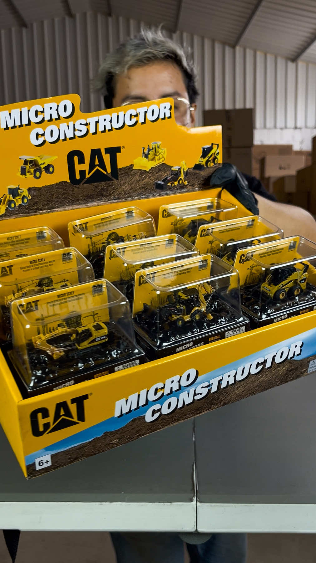 Acaban de llegar los nuevos Micro Constructores Caterpillar y están brutales. Son 5 modelos distintos, llenos de detalles, diseñados para los verdaderos fanáticos de la construcción: 	•	Retroexcavadora 420E 	•	Tractor de orugas D8T 	•	Mini cargador 272C 	•	Cargador frontal 950M 	•	Excavadora 315D L Hechos en metal fundido y plástico de alta resistencia, con acabados de lujo. Perfectos para tu escritorio, vitrina o para regalar a alguien que le encanta Caterpillar. 📦 ¡Pide el tuyo antes que se agoten! Visítanos en nuestra tienda de Lima o Arequipa. Hacemos envíos a todo el Perú. . . . #tractotoys #caterpillar #diecast #diecastcollector #scalemodel #construction #mining #modelismo #tractorlife #construcción #maquinariapesada #trucksandmachines #tractores #excavadora #cargadorfrontal #retroexcavadora #tractordorugas #minicargador #microconstructores #tractortime #coleccionistas