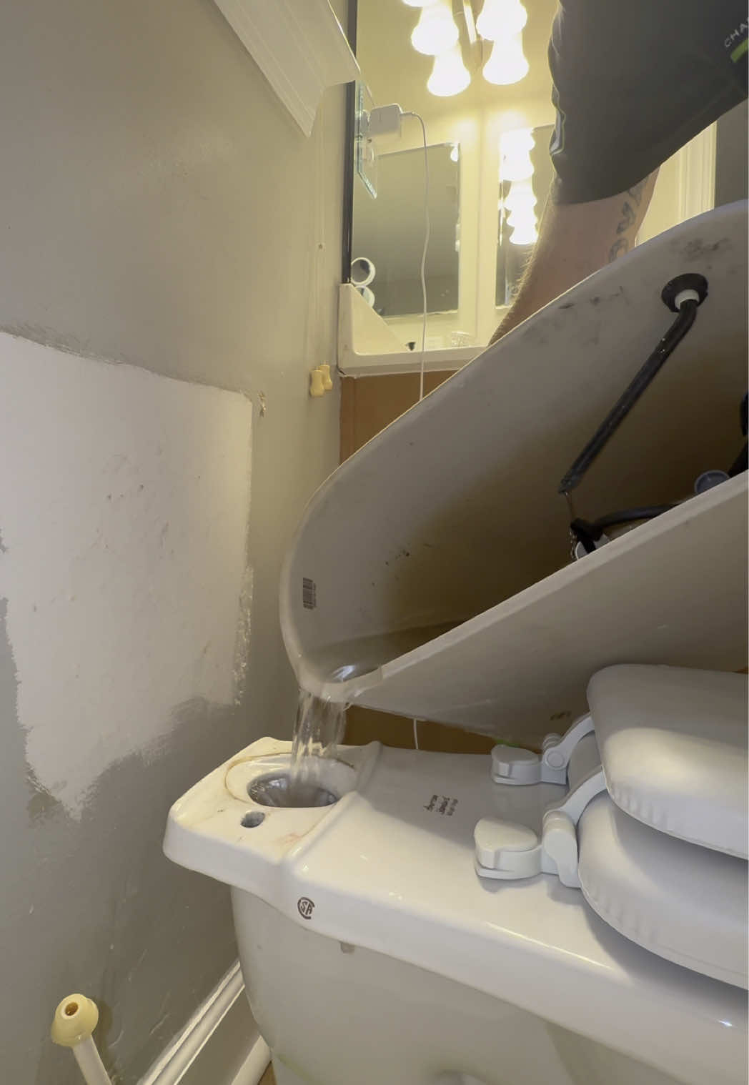 Rebuilding a Leaking Toilet Tank #plumbing #plumber #plumbinglife #plumberlife #plumbersoftiktok #bathroom #bathroomcleaning #toilet #toilettok #toiletcleaner #plumbingrepair #plumbingtok #DIY #fyp #foryou #serviceplumber #theconservativeplumber 