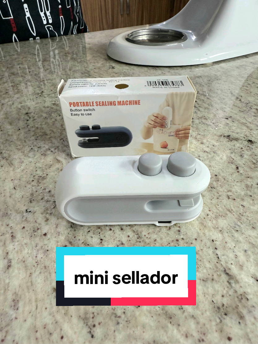 Me pedi este mini sellador para mis bolsas y esta super genial, es muy fácil de usar, solo lo prendes y dejas calentar para sellar cualquier bolsa qué tengas y poder guardar tus productos y también tiene un cortador para volver a abrir las bolsas, pidel el tuyo pero ya!!😁✨️ #chefchristianherrera #sellador #selladordebolsa #productos #tiktokshop 