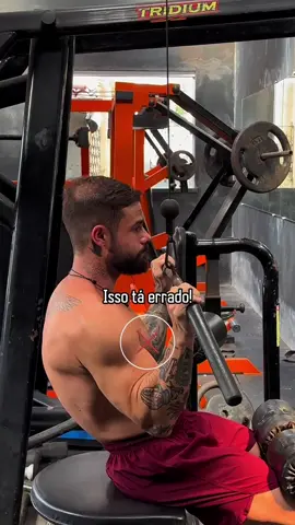 👉 Siga @airtonmontee para mais conteúdos de treino. Evita esses erros aqui que estão travando tua evolução 👇🏼 1️⃣ Puxada na frente (pulldown) ❌ Erros comuns: • Projetar os ombros pra frente → reduz o trabalho do dorsal e aumenta o risco de impacto no ombro. • Inclinar demais o tronco e puxar como se fosse uma remada → muda completamente o padrão de movimento. ✅ Ajuste: Incline levemente o tronco pra trás e puxa a barra até a altura do nariz/queixo. Cotovelos fechados e abaixo da barra pra ativar bem o grande dorsal. 2️⃣ Elevação lateral ❌ Erros comuns: • Flexionar demais os cotovelos → encurta a alavanca e tira estímulo do ombro. • Jogar os pesos pra trás → estressa a articulação e desvia o foco da porção lateral. ✅ Ajuste: Mantenha o peito estufado, os pesos na lateral do corpo, sem encostar na perna. Suba os pesos com os braços estendidos e afastados do tronco, até alinhar o peso com o ombro. 3️⃣ Supino com halteres ❌ Erros comuns: • Cotovelos muito abertos e jogados pra trás → desalinha o movimento do peitoral e aumenta risco de lesão. • Bater os pesos no final da subida e deixar os ombros soltos → perde tensão no músculo e ativa músculos acessórios. ✅ Ajuste: Peito estufado, ombros estáveis e cotovelos mais fechados, alinhados com os punhos. Na subida, pare antes dos halteres se tocarem, mantendo a tensão contínua no peitoral. 💡 Detalhes simples = mais segurança e mais resultado. Qual desses ajustes você precisava fazer no seu próximo treino? Me conta aqui! 👇🏼 . . . #treinodecostas #treinodeombro #treinodepeito #musculação #academia #treino #hipertrofia #dicasdetreino #dicasfit 