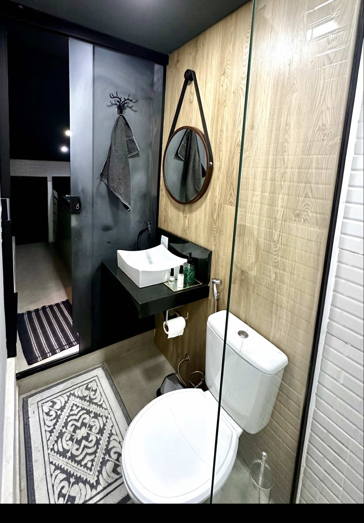 Colei piso vinílico na parede do banheiro… 😱 O que acharam desse resultado? ✨🩷 #Decor #Decoração #Casa #Reforma #Arquitetura #DIY #Review #Achado 