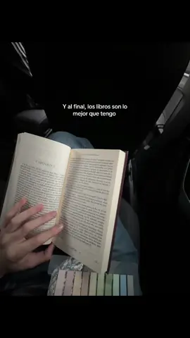 De los diversos instrumentos del hombre, el más asombroso es, sin duda, el libro. Los demás son extensiones de su cuerpo. El microscopio, el telescopio, son extensiones de su vista; el teléfono es extensión de la voz; luego tenemos el arado y la espada, extensiones de su brazo. Pero el libro es otra cosa: el libro es una extensión de la memoria y de la imaginación. Lo que está escrito en él no se modifica: lo más tenue rasgo de tinta preserva las palabras de Safo, los pensamientos de Confucio, los enigmas de un alquimista. Una biblioteca no es sólo un conjunto de libros: es un diálogo entre generaciones, un murmullo de siglos. Allí están los muertos, y también los no nacidos aún. Allí está lo que fuimos, lo que somos y lo que seremos. Leer es buscar compañía, es encontrar consuelo, es dialogar sin tiempo. De tantos instrumentos creados por el hombre, el libro sigue siendo el más asombroso. Porque es un milagro portátil. Y está siempre esperando.              - -“Los libros”, poema de Jorge Luis Borges                                       ////////                                      #libros #leer #poesia #velvetring #amoleer #noflop #reading #BookTok #fyp #viralvideo 