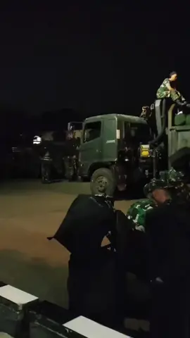 suasana pelabuhan tj Priok MLM dini hari ,,sehat2 nak kmi d tunggu d pelabuhan boom baru Palembang 