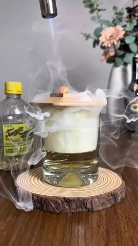 Elixir #smoker #drink #cocktail #whiskey #whisky #cognac #oldfashioned #smoky . . Este ahumador para whisky de madera artesanal es excelente para degustar tus bebidas, cócteles y tragos favoritos. Acompáñalo con una variedad de chips de sabores diferentes. Todo amante del whisky necesita uno.