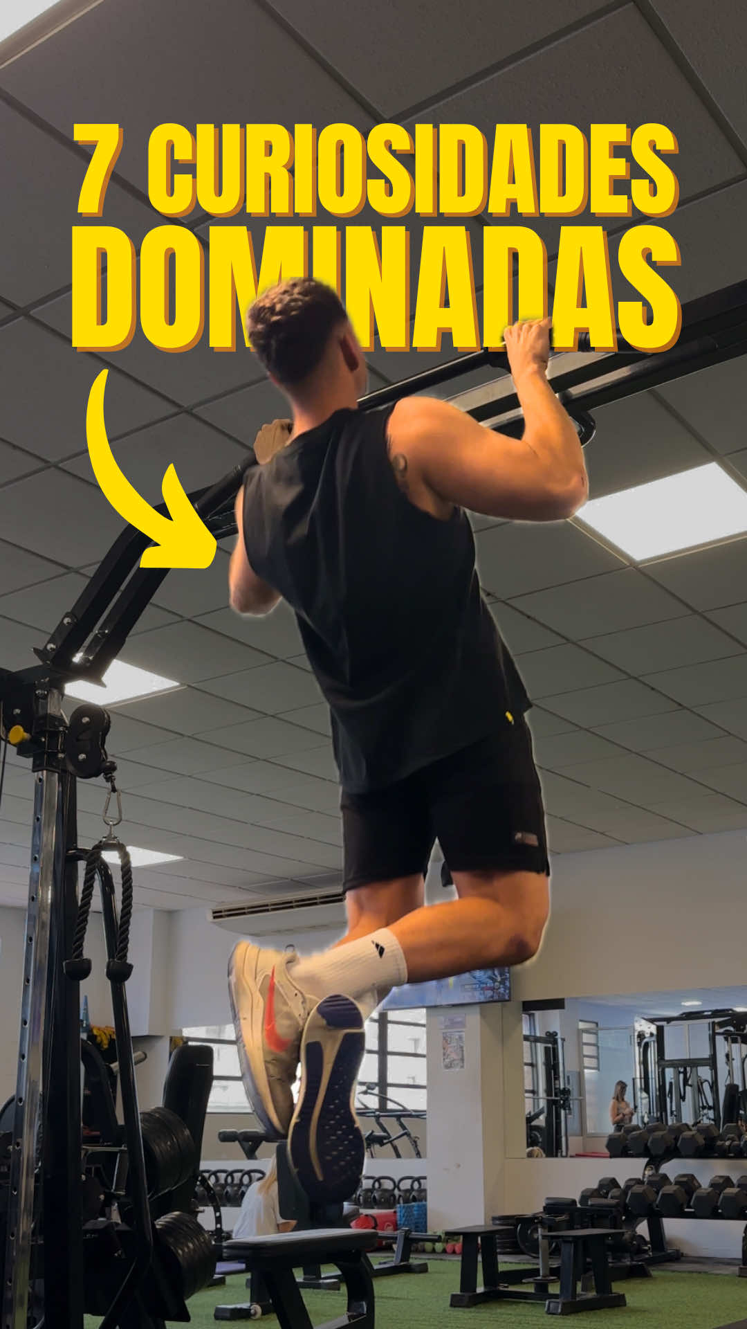 7 COSAS que NO sabías: DOMINADAS 🔥 	1.	Descompresión axial: al colgarte unos segundos de una barra, la gravedad hace que tu columna se estire, descomprimiendo los discos intervertebrales y logrando que “crezcas” unos milímetros temporalmente. Es una sensación de alivio y expansión que, aunque pasajera, resulta saludable para la espalda. 	2.	Peso corporal: cada kilo que ganás es un kilo más que debés levantar en la dominada. Por eso muchas veces la clave para lograrla no es solo tener fuerza, sino también reducir unos kilos y mejorar la proporción entre tu fuerza y tu peso corporal. 	3.	Tipos de agarre: la dominada supina trabaja hasta un 20 % más el bíceps, mientras que la prona activa un 15 % más el trapecio y un 5 % más el dorsal ancho. Por eso alternar agarres es clave para un desarrollo completo. 	4.	Agarre y salud: fortalecer el agarre con dominadas es más que estética. La fuerza de agarre es un gran predictor de longevidad; estudios muestran que una menor fuerza se asocia a mayor mortalidad cardiovascular y muerte prematura. 	5.	Gasto energético: aunque es un ejercicio de fuerza, podés quemar hasta 10 calorías por minuto si trabajás cerca del fallo. Esto la convierte en una opción eficiente para tu composición corporal. 	6.	Core activo: cualquier tipo de dominada involucra al abdomen en hasta un 40 %, y si sumás lastre esa activación es todavía mayor. Esto la hace una herramienta excelente para fortalecer tu zona media sin ejercicios extra. 	7.	Primeras dominadas: si buscás tu primera repetición, comenzá con bandas elásticas que te ayuden a subir y ganar fuerza en todo el rango. Así progresás paso a paso sin frustración y asegurás una técnica sólida desde el inicio.