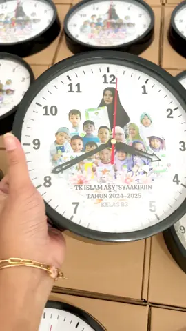 Cocok untuk segala jenis acara.  #jamdindingcustom #kadoperpisahan #kadonikahan #weddinggift #souvenirpernikahan #kadopernikahan #merchandise #advertising #merchandising #kadounik #cenderamatakorporat #merchandisecorporate 
