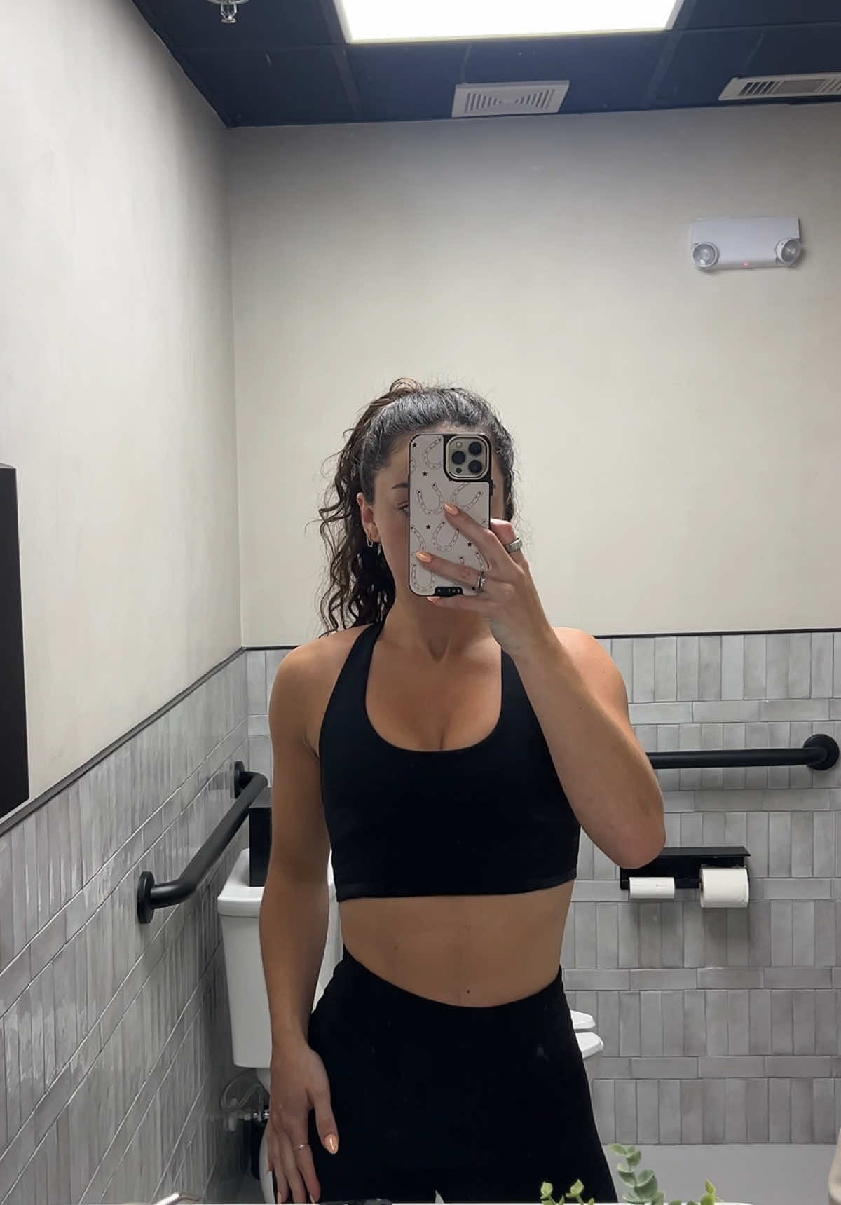 switched up my usual evening routine after my 9-5 to keep things exciting! even though I honestly love the routine I’ve built, it was a nice change & gave me something to look forward to when things start to feel a little too monotonous. excited to challenge myself to do days like this more often 🫶🏼👩🏽‍💻🏙️🧘🏽‍♀️📖 #5to9afterthe9to5  #corporategirlies #eveningroutinevlog 