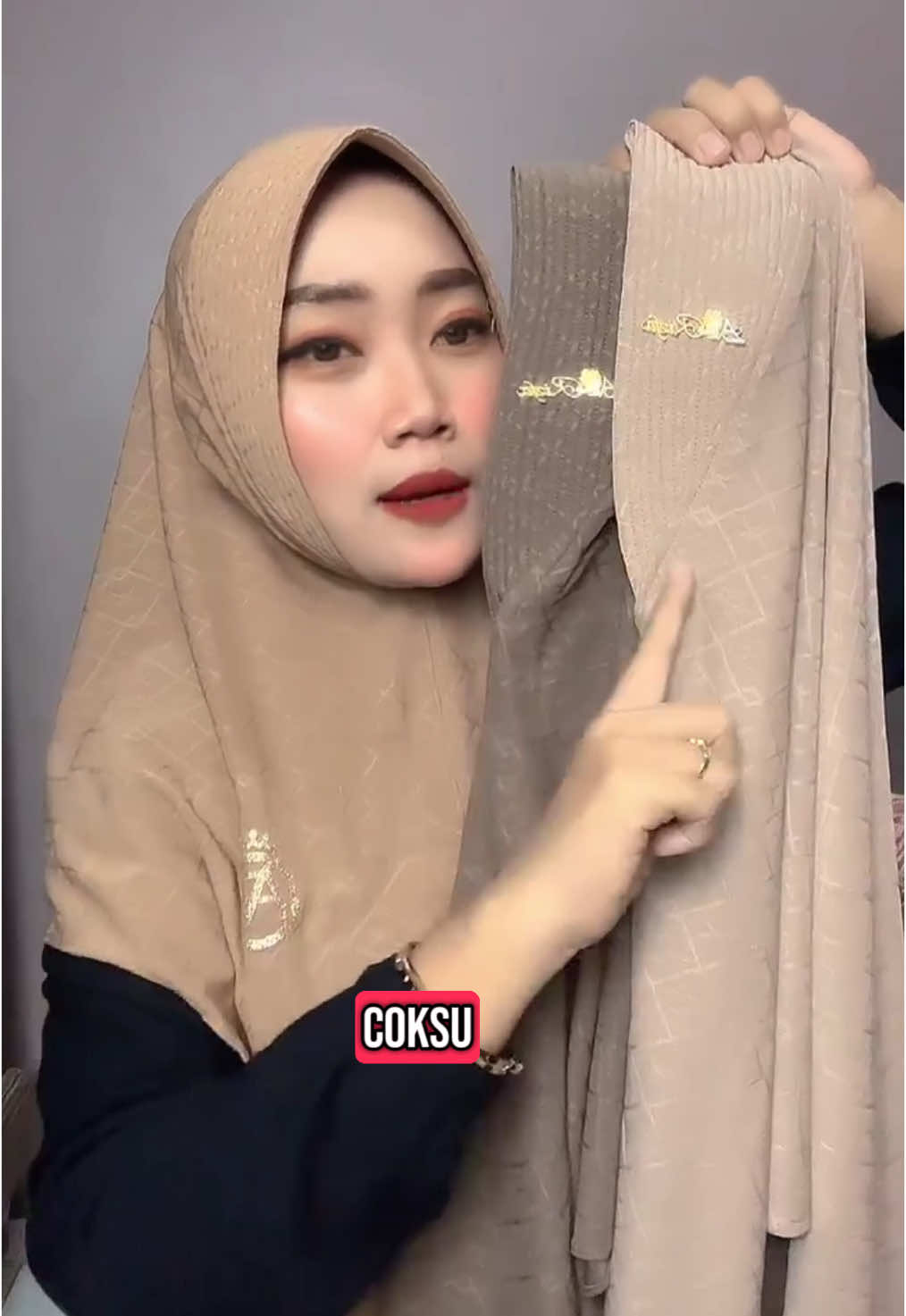 warna kalem yang pasti harus ada dilemari hijabmu beb#ootdhijab #bergodaily #hijab #kerudungsyari #trendtiktok #hijabinstan #bergojersey #racuntiktok 