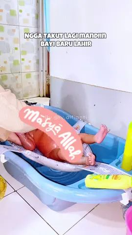 Jaring mandi bayi solusi banget sih buat Newmom yang masih takut mandiin newborn #rekomendasi #jaringmandibaby #jaringmandibayi #babybath #perlengkapanbayibarulahir #perlengkapannewborn #kadomelahirkan  
