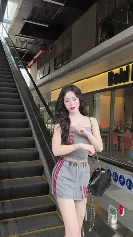 Em đừng cười nụ cười ấy nữa, kẻ nghiện này sẽ lại muốn nhiều hơn...✨🖤...#xuhuong #lananhclothing2 #viral #moingaymotoutfit #phoidoxinh🥰 #thinhhanh 