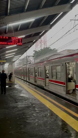 depok🌧️🌧️#fyppppppppppppppppppppppp #depok #rainvibes #commuterline 