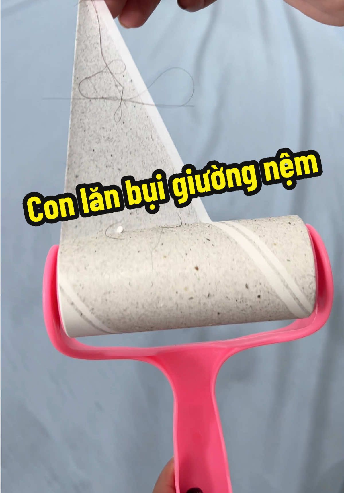 Dùng cây lăn bụi này siêu tiện và tiết kiệm nữa. Ấn vào link góc trái video săn deal liền nhà mấy bà #lanbui #lanbuigiuongnem #lanbuiquanao #mevabe #mebim 
