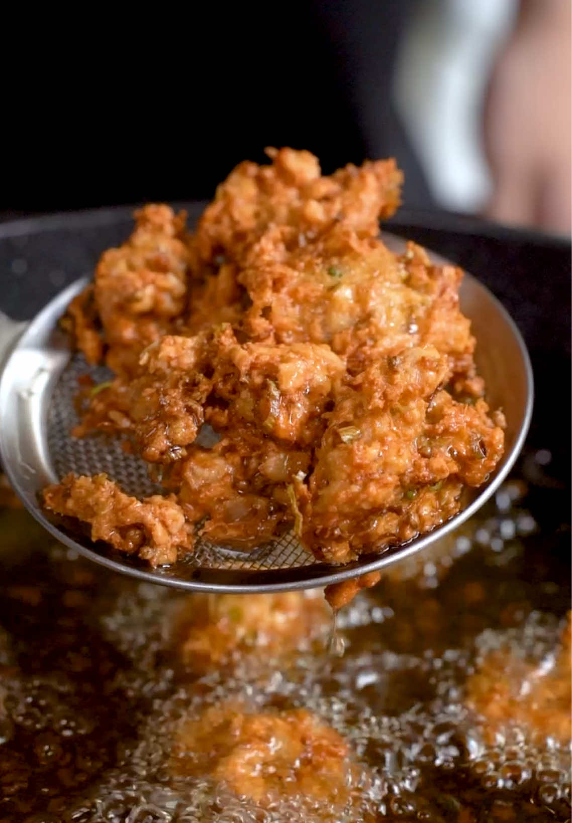 Tempe Kriwil  - Bahan :  Bumbu Halus : 10 siung bawang putih 6 siung bawang merah 2 sdm ketumbar 2 ruas jari kunyit sedikit minyak 2 sdt kaldu jamur 200 gr tempe 3 sdm tepung serbaguna 50 ml air daun bawang - #masakansimple #resepsimple #reseptiktok #idemasaksimple #masakanrumahan #reseptemp 