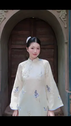 Áo Dài Diên Phúc  Diên Phúc mang ý nghĩa “phúc lành bền lâu”, là biểu tượng của sự an yên, viên mãn. Thiết kế sử dụng chất liệu lụa cao cấp, thêu họa tiết bướm và hoa tinh tế, gợi cảm giác thanh thoát, nhẹ nhàng.  Đây không chỉ là một chiếc áo dài, mà còn là lời chúc phúc dành cho người mặc phù hợp trong những dịp trọng đại như cưới hỏi, lễ Tết hay sự kiện truyền thống. #aodaivietnam #aodai #aodaiedini #aodaitruyenthong #vietnam #edini #aocuoi #aodaicuoi #aodaihottrend #áodài #Edini #theubuom #aodaitheu #ÁoDàiTruyềnThống 