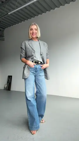 That boho playfulness never really leaves you. Or does it? 🙂 I was full-on boho in my younger years, especially while living on the islands. But now, just occasionally (and usually in the summer) the vibe sneaks back in. These days, I mostly rely on accessories (and maybe this one pair of #seafarer flared jeans) to take me there. But I like to balance it out - with a sharp blazer and structured details for a more grown-up take. 📍Style Tip: Want to bring boho into the city? You don’t have to go all-in with flowy and floral everything. Add a fun boho element with an accessory, and anchor it with one structured piece - like a tailored jacket or sleek belt.  #over40 #over50 #howtowearit #personalstylist #bohochic #flarejeans #seafarerjeans #sitanevado #estetestudio #vintageblazer #statementearrings 
