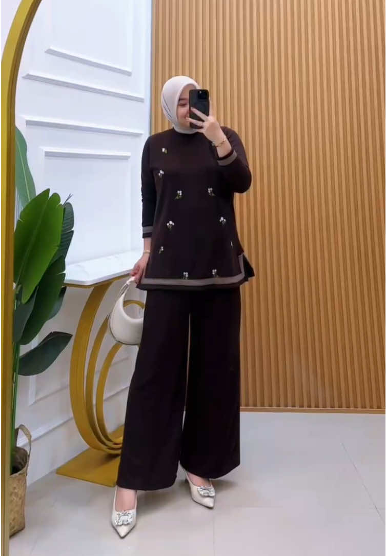 Bismillahirrahmanirrahim ✅ Ready Stock 📌 *Oneset Set Celana Knite Bordier Lili Bunga* Deskripsi Size  - Bahan: Knite Premium - ⁠Ld: 110 cm - ⁠Pb Baju : 72 cm - ⁠Pj Celana : 95 cm - ⁠Model Bordier Bunga Kecil - ⁠Pinggang Full Karet - ⁠Celana Ada Kantong - ⁠6 Pilihan Warna 🤗 #onesetbordir #knitpremium #fashionwanita 