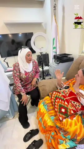 اللي بينساه العقل بيفضل في القلبالنهارده جاتنا زيارة مهمة في دار زهرة مصر..أستاذة سالي، صاحبة نسرين وحبيبة عمرها، قررت تيجي تطمن عليها وتشوفها بعد سنين غيابقلبها كان مليان شوق وخوف وفرحة كلها على بعض، كانت مستنية لحظة اللقاء دي من زمانلكن اللحظة ماجتش زي ما كانت متخيّلة…نسرين، للأسف، ماعرفتهاش…مش علشان ناسيه، لأ، نسرين قالت رقم تليفونها صح وقالت تاريخ ميلادها ومعلومات دقيقة عنهالكن رغم كده، كانت بتقول بكل ثقة: “دي مش سالي! دي واحدة منتحلة شخصيتها!”وده كله بسبب الظروف النفسية اللي عدّت بيها نسرين، واللي لسه سايبة أثرها عليهاحتى لما سالي حاولت تشرح إن شكلها اتغير علشان بقت محجبة، وإن الزمن غيّر فيها،نسرين برضه كانت مصرّة إن دي مش صاحبتها اللي كانت معاها من زمانموقف صعب علينا كلنا، ومؤلم أكتر لسالي اللي جت من قلبها وفضلت قاعدت تتكلم مع نسرين رغم الوجعبس إحنا في الدار مؤمنين إن الرحمة أكبر، وإن الشفاء ممكن، وإن اللي اتكسر ممكن يتصلّحيا رب اشفِ نسرين شفاءً لا يُغادر سقمًا،وافتح لقلبها باب النور والسكينة، وردّها لأحبابها ردًا جميلًا 💚🍀 سمر نديم🙏🏼#دار_سيدات_القصر_زهرة_مصر #مؤسسة_سمر_ندي_للخدمات_والتنمية 