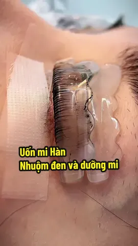 Uốn mi Hàn Quốc bằng nhuộm đen và dưỡng mi sau khi uốn Uốn mi chuẩn kỹ thuật Hàn Quốc! - Bước 1: Làm mềm hoá sợi mi - Bước 2: Định hình kiểu dáng và độ cong cho lông mi - Bước 3: Xử lý mi sau khi uốn bằng phủ đen mi, dưỡng mi Ưu điểm của Uốn mi Hàn Quốc - Mi đẹp, cong đều, sợi mi mềm mại - Cách làm đơn giản, dễ áp dụng cho mọi trường hợp - Khắc phục được các điểm yếu của Uốn mi truyền thống By: Tiệm Uốn Mi Hàn Quốc #uonmi #uốnmi #uonmicollagen #uonmi2truc #uonmihan #uonmihanquoc #lashlift #uonmichuanhan #lashliftkorea #lashperm #korealashlift #속눈썹펌수강 #속눈썹펌 #ลิฟติ้งขนตาไม่ใช้กาว #ลิฟติ้งขนตา #下まつげパーマ #まつげエクステサロン 