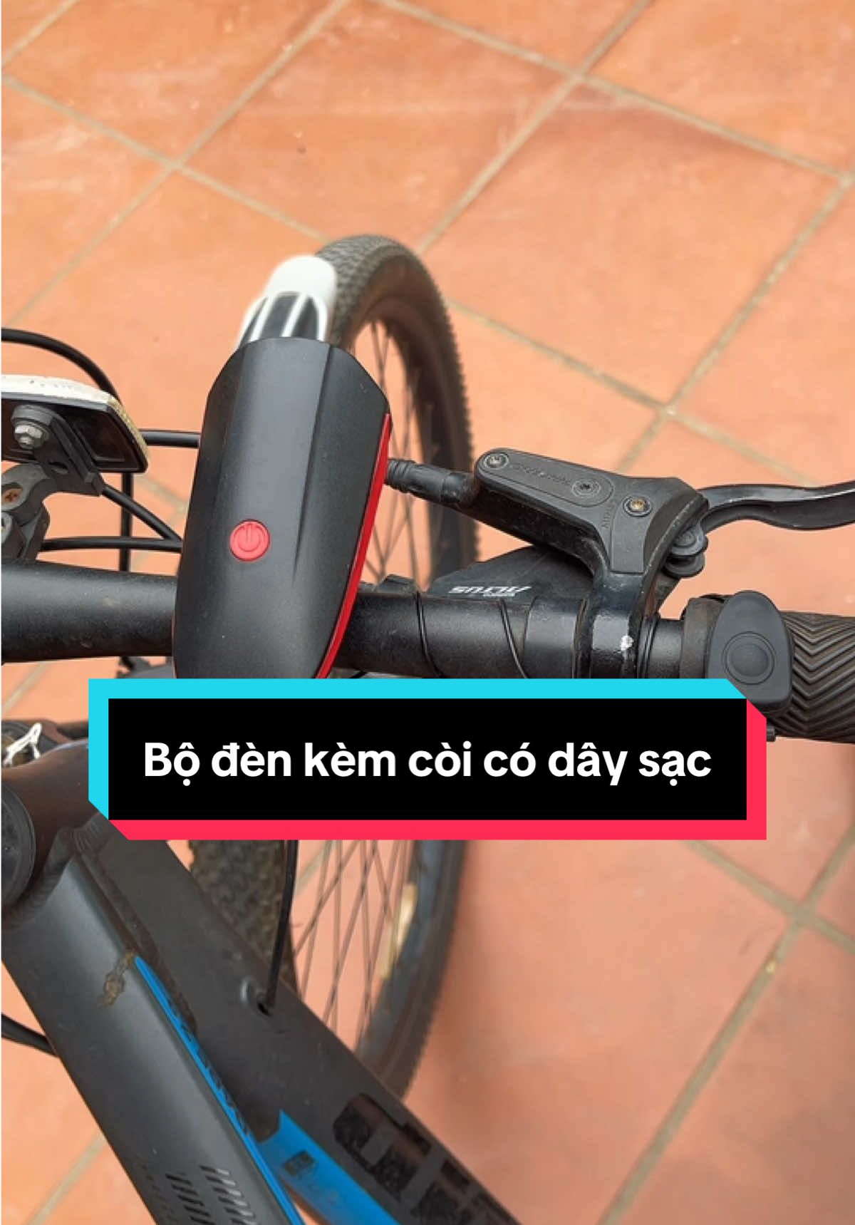 Bộ đèn kèm còi có dây sạc dành cho xe đạp và xe đạp điện. #denxedap #denxedapkemcoi #denxedapthethao #xuhuong 