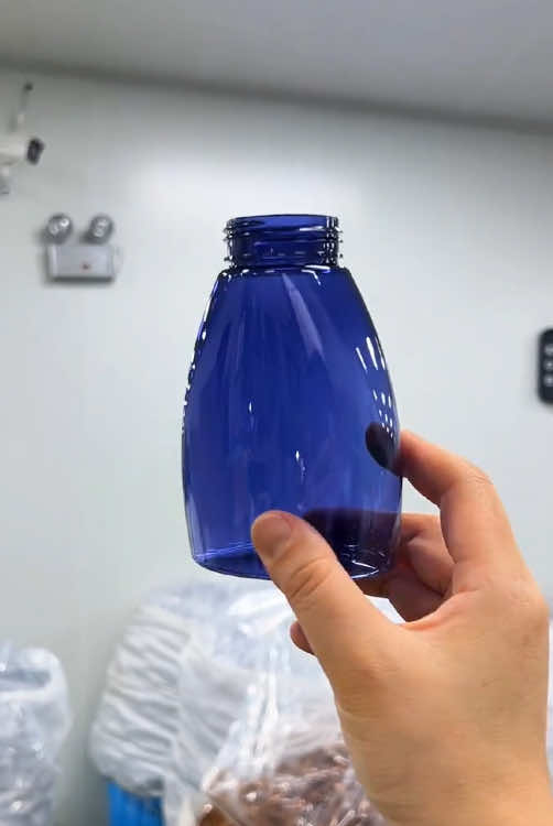 250 bottles of shower gel, if you want to order, please contact me#petbottle #plasticbottle #showergelbottle #transparentbottle #packagingfactory #custompackaging #packagingsupplies #cosmeticpackaging #skincarepackaging #beautypackaging #beautybrand #oem #tiktok #foryou #fyp #bottlepackaging 