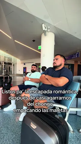 @TehdiBear Listos pa’ la escapada romántica, después de casi agarrarnos del chongo empacando las maletas #maletas #viaje #novios #vacaciones #aeropuerto 