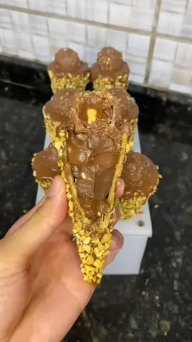 Cone Ferrero Rocher 🍫 #ferrerorocher #ferrero #chocolate #doces #doceparavender #docesgourmet 