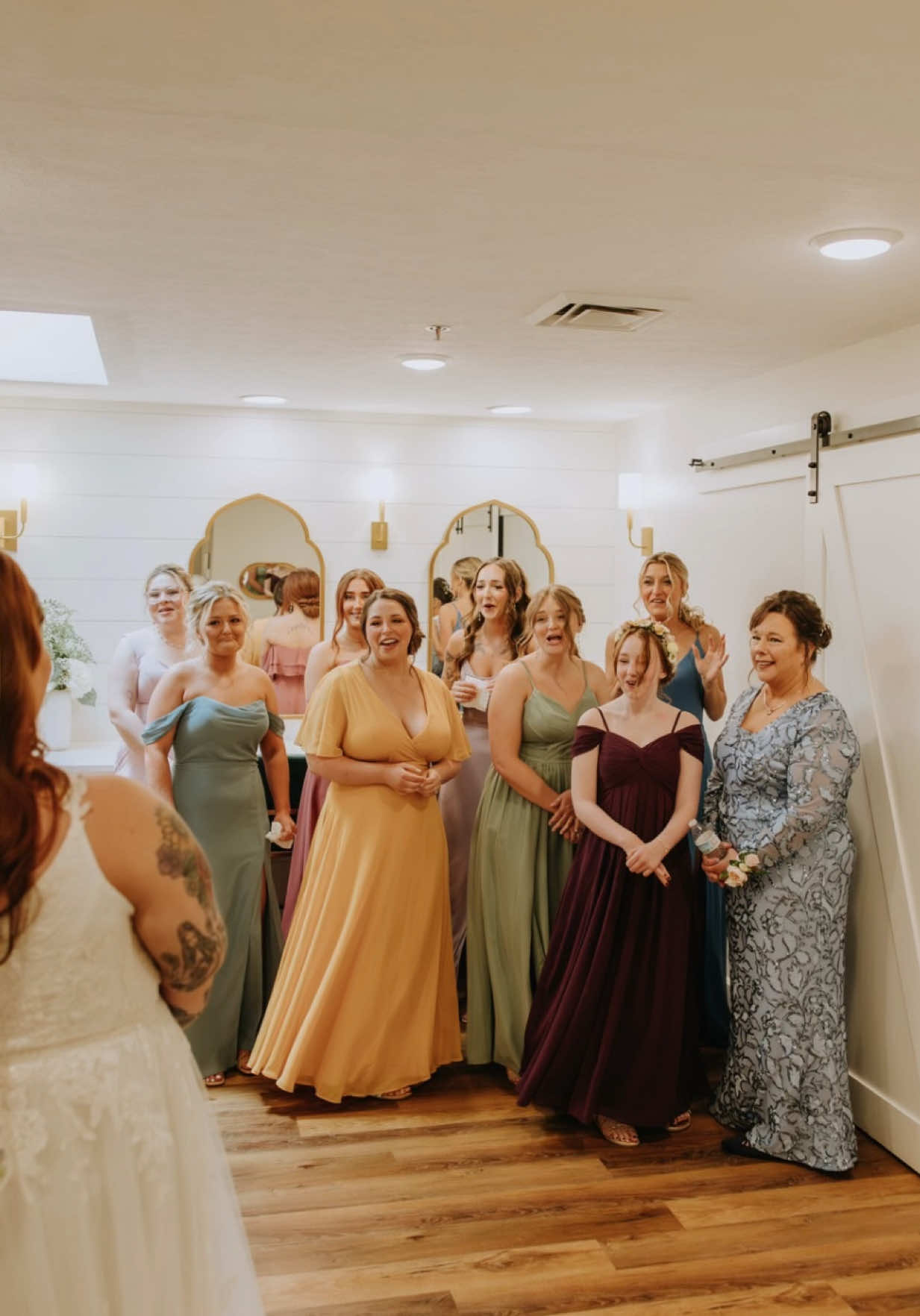 If you aren’t planning a first look with your best friends/bridesmaids on your wedding day… This is your sign to do one🥺 One of my favorite, sweetest moments of every wedding day