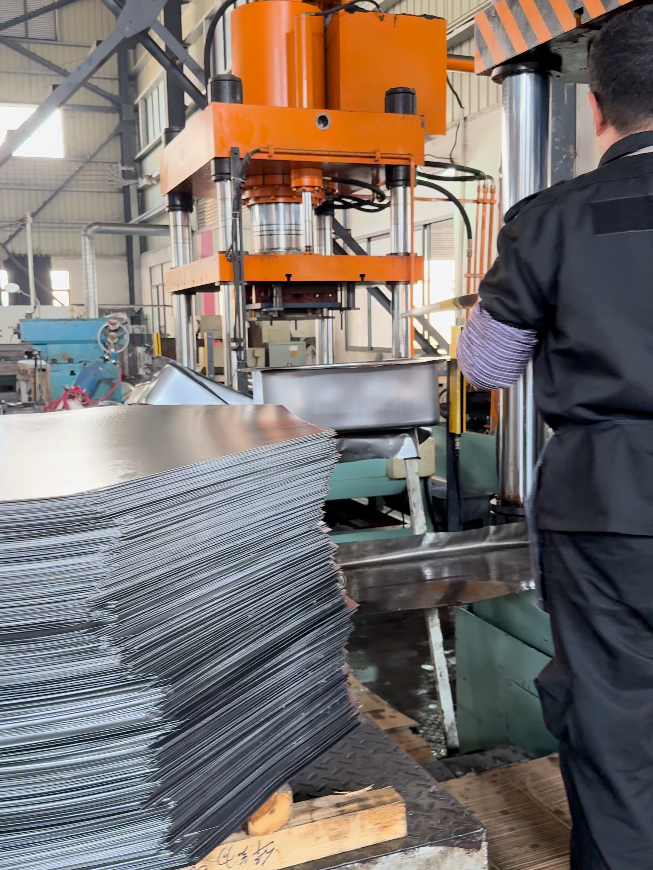 The process of stamping the pot body of the barbecue grill by a large stamping machine #process #factory #worker #manufacturer