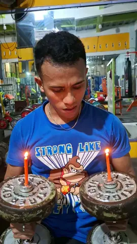 happy birthday dengan dumbel❤️‍🩹 #gym #gymshark#gymbro  #happybirthday #gymhumor #4u #gymlover #fypシ 