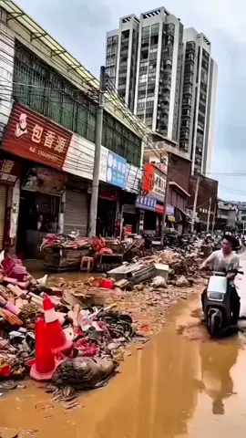 Huyện Dung Giang của Quý Châu đã hứng chịu trận lũ lụt nghiêm trọng. Thiên tai đâu đâu cũng có nhìn cảnh này lại nhớ lại những trận lũ lụt lịch sử của nước ta. Cuối cùng chỉ có người dân là khổ.Dành dụm tích cóp rồi phải gánh chịu những ảnh hưởng,do thiên tai mang tới từ hoa màu,gia súc nhà cửa tất cả đều chìm trong biển nước. #自然灾害#注意防范#老百姓关心的话题#朋友 #毛孩子的日常 #中国 #trungquoc #quychau #lulut 