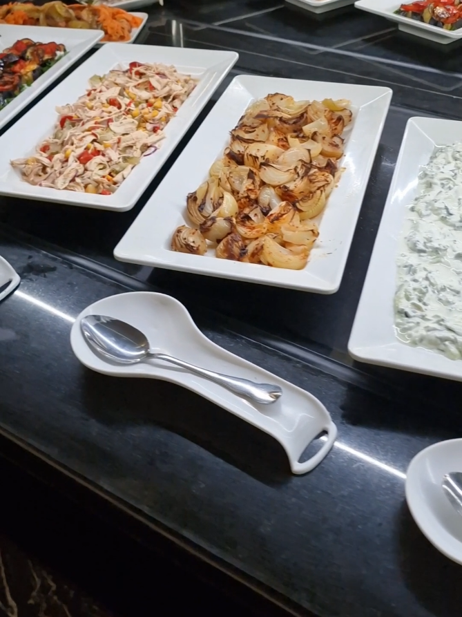 Mâncarea la all-inclusive pe litoralul românesc, stațiunea Jupiter, hotel Poseidon - destul de variată, grătar, șnițele, paste, mâncare gătită, salate, sosuri, brânzeturi, fructe, pui, curcan, porc, vită, scoici, creveți, inele de calamar, hamsii, file de cod, somon etc. Felurile de mâncare se schimbau zilnic, mai ales cina, dar eu nu m-am săturat de fasole frecată cu usturoi, am găsit doar de 2 ori din greșeală intr-o farfurie lângă cea de smântână și sosuri. Iar la fel dimineața scoteau cam greu ouă amestecate, toată lumea le prefera în locul omletelor. Când este plin hotelul începe să se cunoască: găsești multe oale goale, mese necurățate sau cu tacâmuri lipsă însă poți lua de la mâncare, inclusiv șervețele. Dar este ok dacă mergi printre primii la masă, de loc nu se pune problema, restaurantul mi s-a părut uriaș.  Per total mâncarea mi s-a părut ok, au mai fost zile așa și așa când aș fi preferat meniul din ziua precedentă dar in general am avut de unde să aleg. #allinclusivehotel #allinclusive #jupiterromania #mancare 