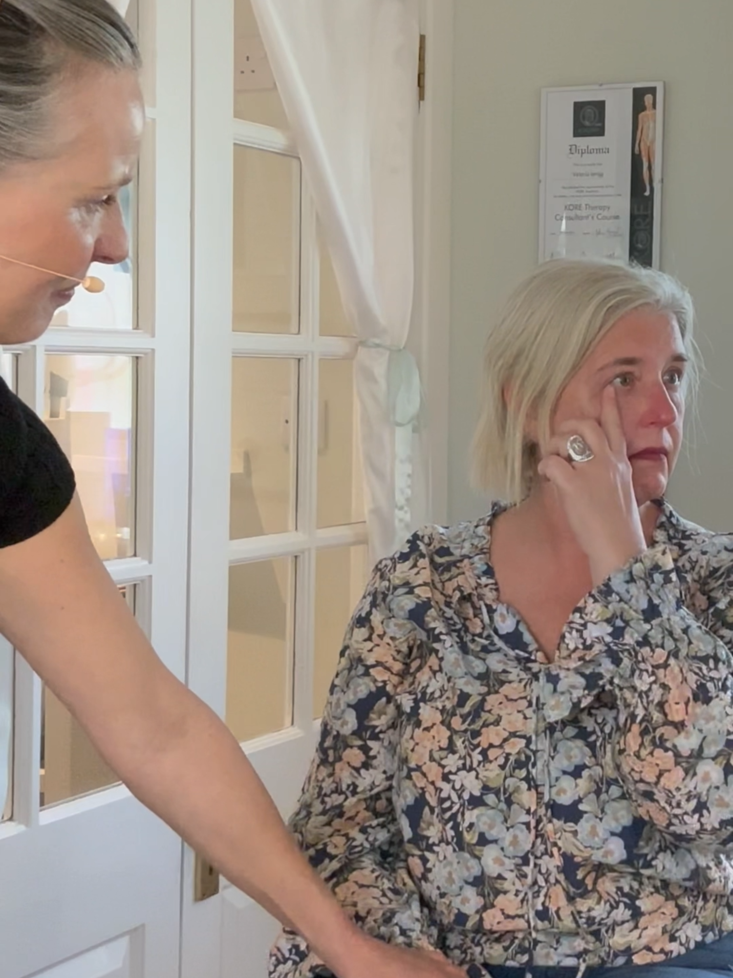 Emotional head massage for lovely Crystal who came all the way from Kentucky! The techniques are structured to ground, uplift and rid the body of old emotions. We find ourselves able to dissolve old grievances, habits and stresses to become lighter and higher in our spirits. I applaud Crystal for embracing her emotions and clearing worn out feelings. See the whole incredible series of techniques by cutting and pasting the link seen in the comments #asmr #asmrsounds #asmrvideo #unintentionalasmr #asmrtiktok #massage #necktension #backache #chakras #indianheadmassage #asmrheadmassage #emotional